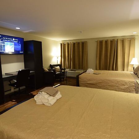 The Lion Inn & Suites Chetwynd Exteriér fotografie