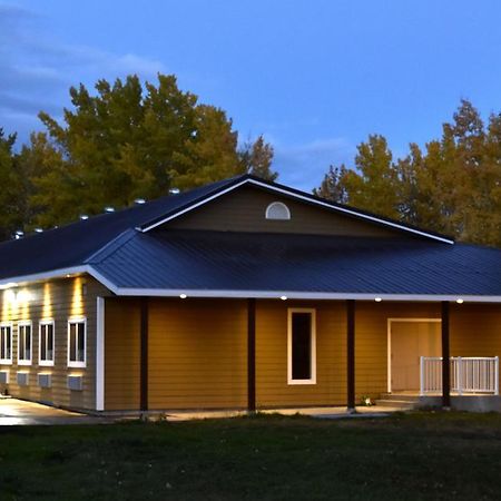 The Lion Inn & Suites Chetwynd Exteriér fotografie